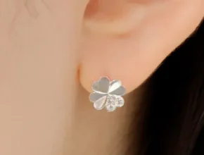 요즘 뜨는 클로버귀걸이 가격 비교